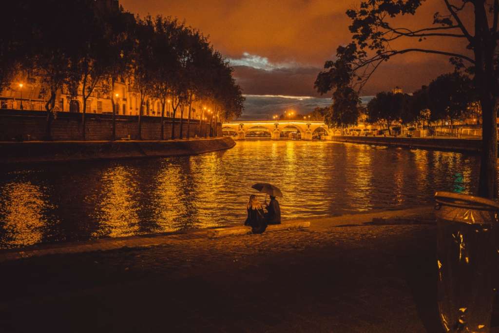 Couple assis au bord de la Seine