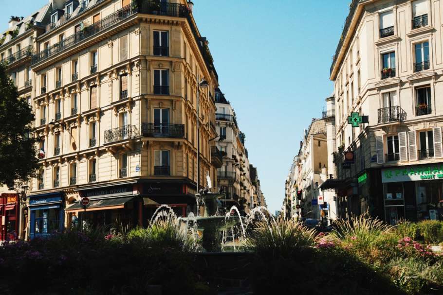 Rue Mouffetard à Paris avec sa fontaine