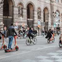 Cyclistes et trotinettes dans Paris